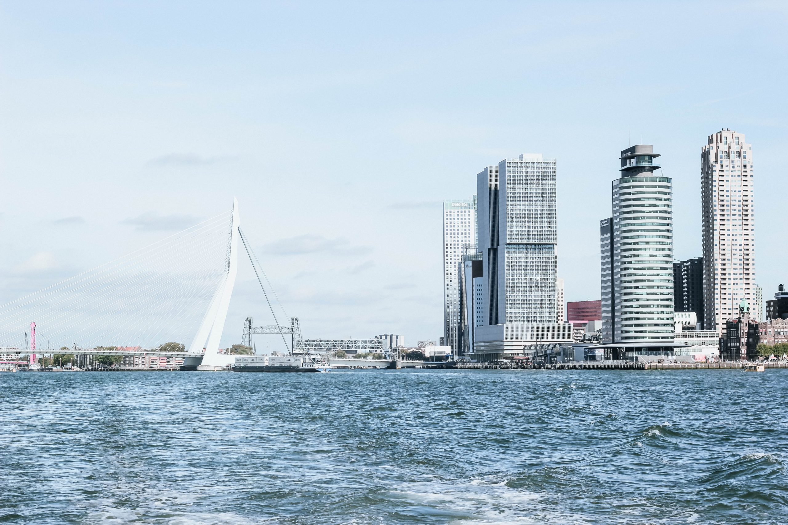 Waar laden we straks de elektrische schepen in Rotterdam?