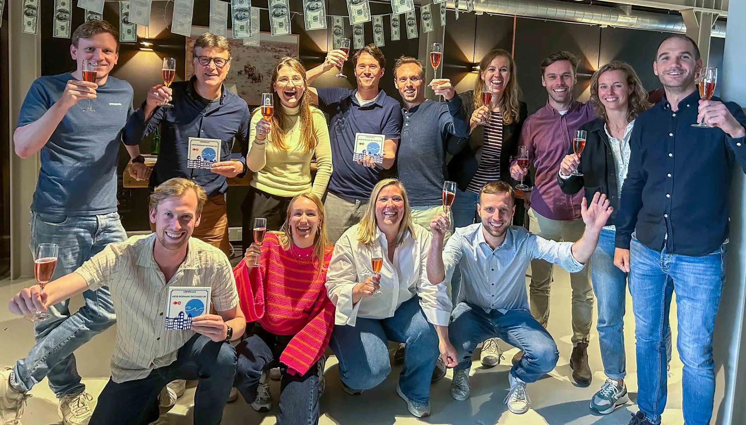 Medewerkers van EVConsult tekenen de STAK-overeenkomst