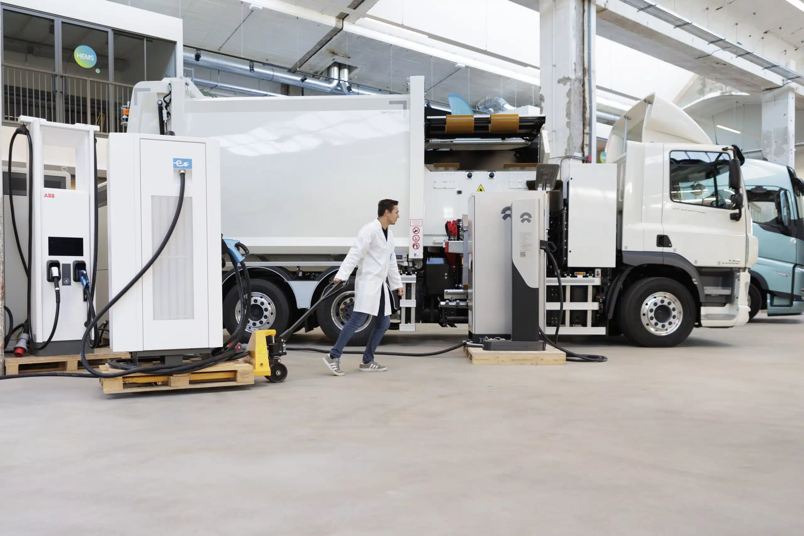 Electrische vrachtwagens worden getest bij ElaadNL