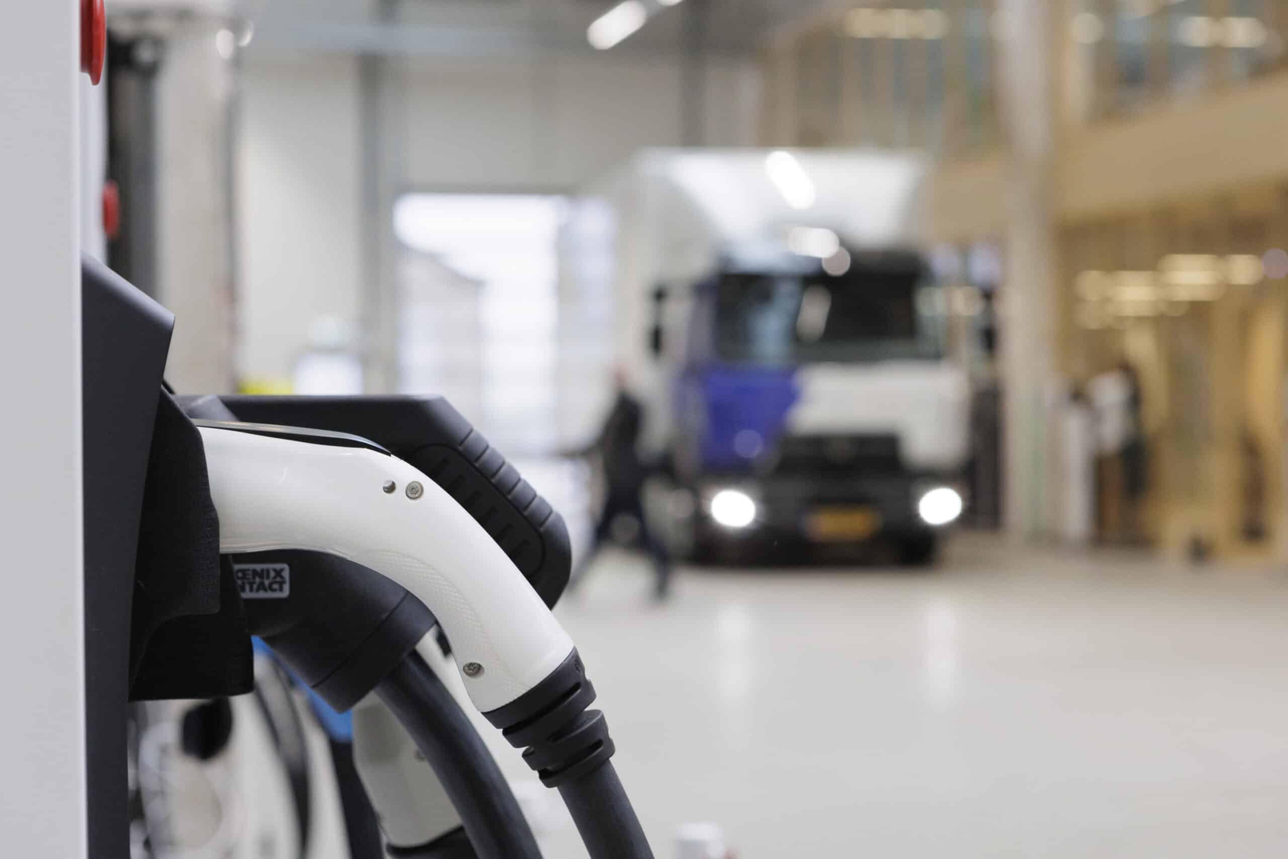 Elektrische vrachtwagens worden getest bij ElaadNL